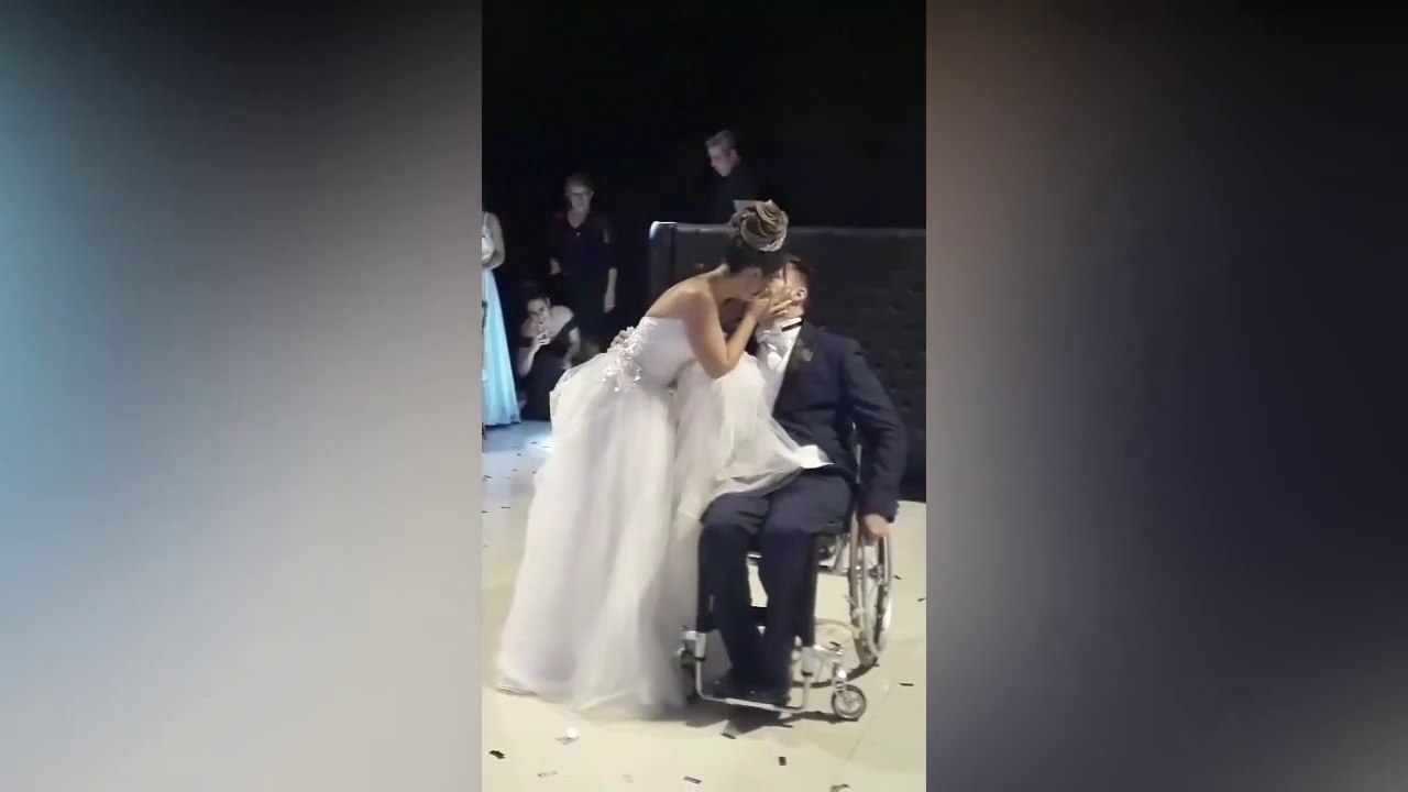 Cet homme handicapé réussit à se mettre debout pour danser avec sa femme lors de son mariage