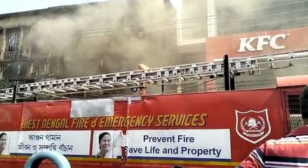 বরাহনগর ডানলপ মোড়ে এক বহুতল বাড়িতে বিধ্বংসী অগ্নিকাণ্ড