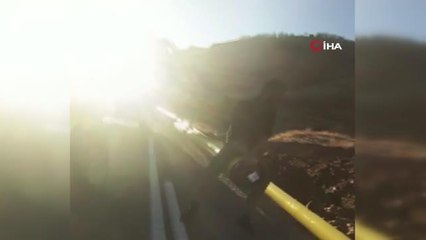 Kepçenin taşıdığı boruya oturan işçilerin tehlikeli eğlencesi kamerada