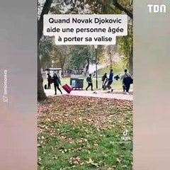 Novak Djokovic aide une femme à porter sa valise avant le "Rolex Paris Masters"