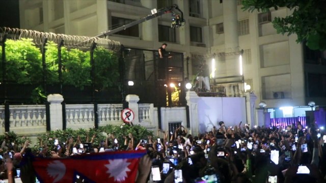 SRK's 'Jabra fans gather outside Mannat on his 57th b'day