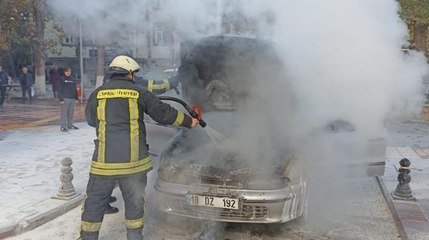 Seyir halindeki otomobil yandı