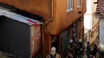 İstanbul’da 3 katlı apartmanda yangın! Yaşlı kadın mahsur kaldı