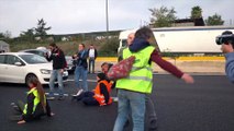 Roma, attivisti di Ultima Generazione bloccano il GRA: automobilisti li trascinano via con la forza