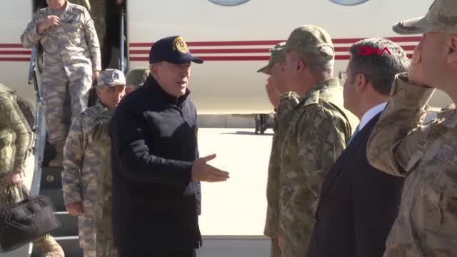 Milli Savunma Bakanı Hulusi Akar beraberindeki TSK komuta kademesi, sınır birliklerinde incelemede bulundu