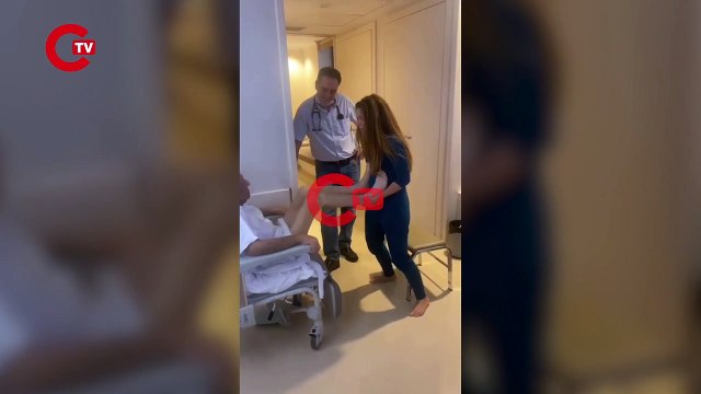 Ünlü şarkıcı Shakira babasının ayaklarını öptü