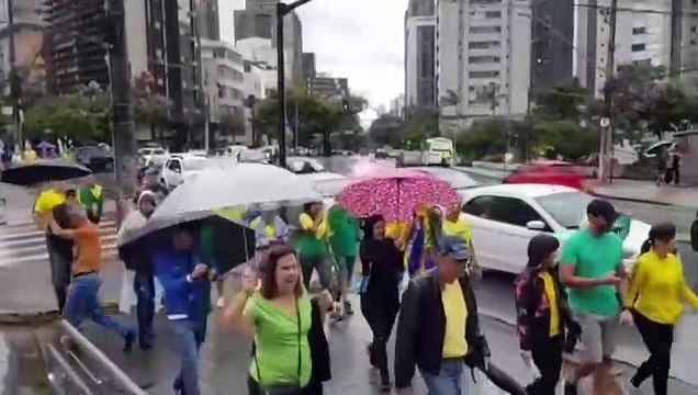 Bolsonaristas protestam com carreata e buzinaço em avenida de BH