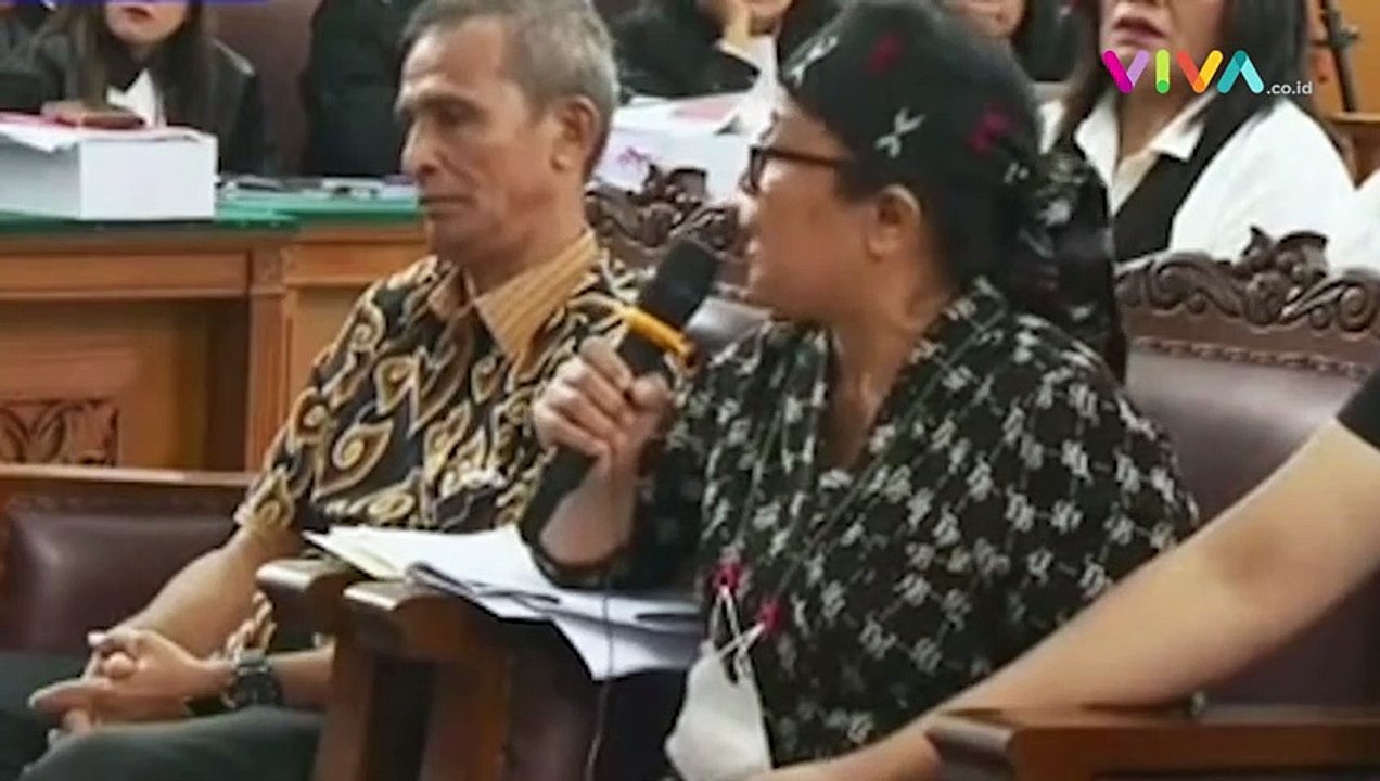 Kuat Maruf Tertunduk Sembari Usap Air Mata saat Dimakimaki Ibu Brigadir J