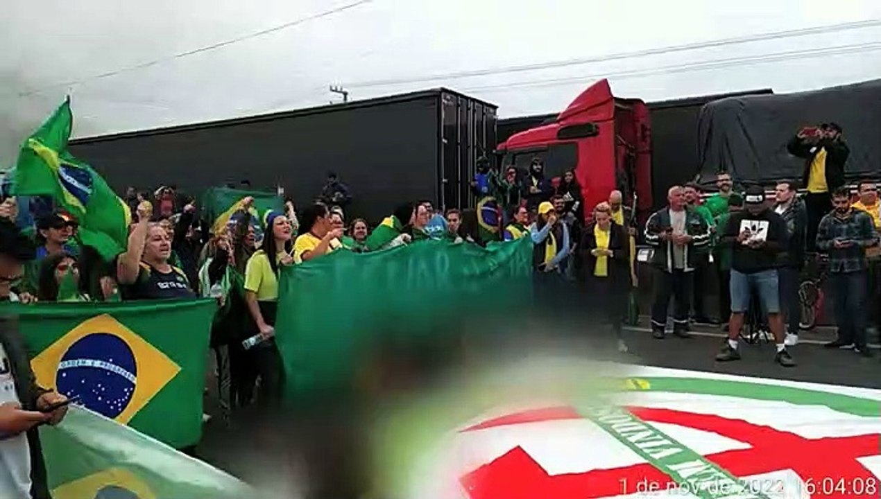 Manifestantes pró-Bolsonaro em SC usam crianças na linha de frente de bloqueio na BR-101