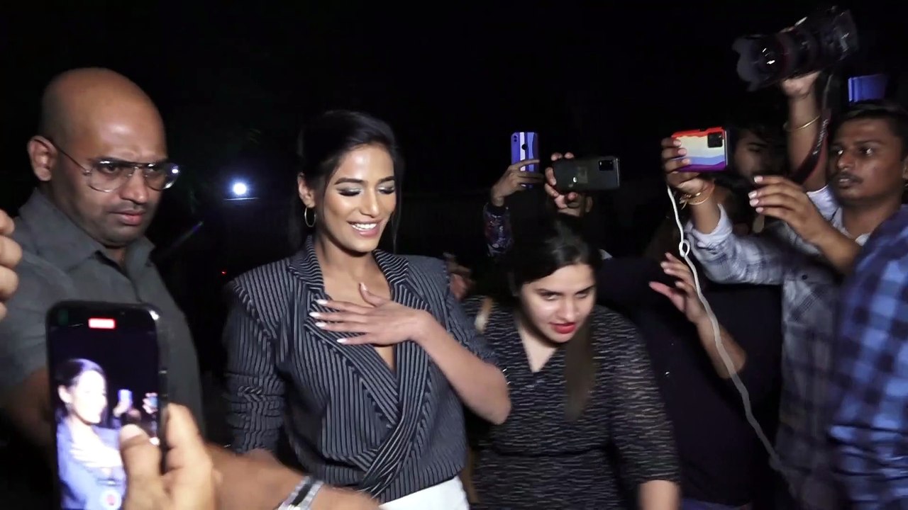 Poonam Pandey flaunts her svelte figure