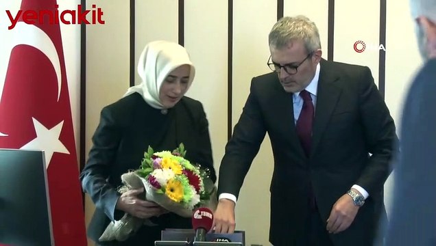 Mahir Ünal görevini devretti! Özlem Zengin'den anlamlı hediye