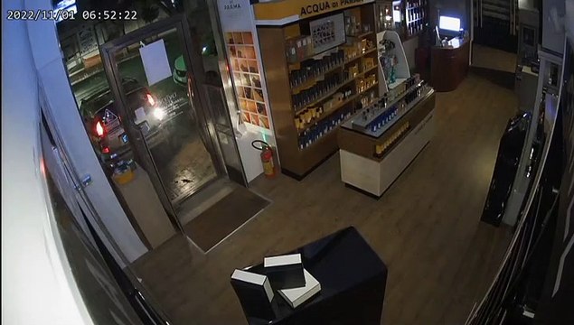 Il furto con la spaccata a Palermo, il titolare della profumeria: riparare la vetrina ci costerà 20 mila euro