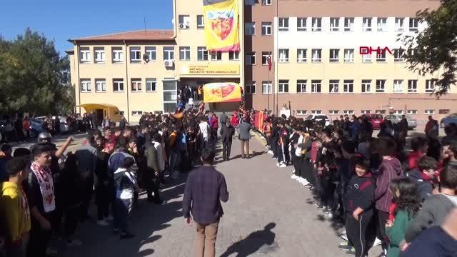 SPOR Kayserisporlu futbolcular Kolovetsios ve Cenk Gönen öğrencilerle buluştu