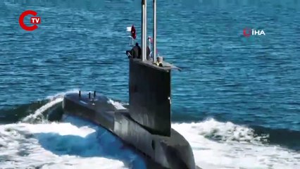 Türk denizaltısının Boğaz'dan geçişi dron ile görüntülendi