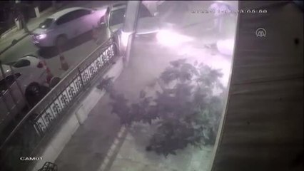 Büyükçekmece'de otomobilin marketin tabelasına çarpması güvenlik kamerasında