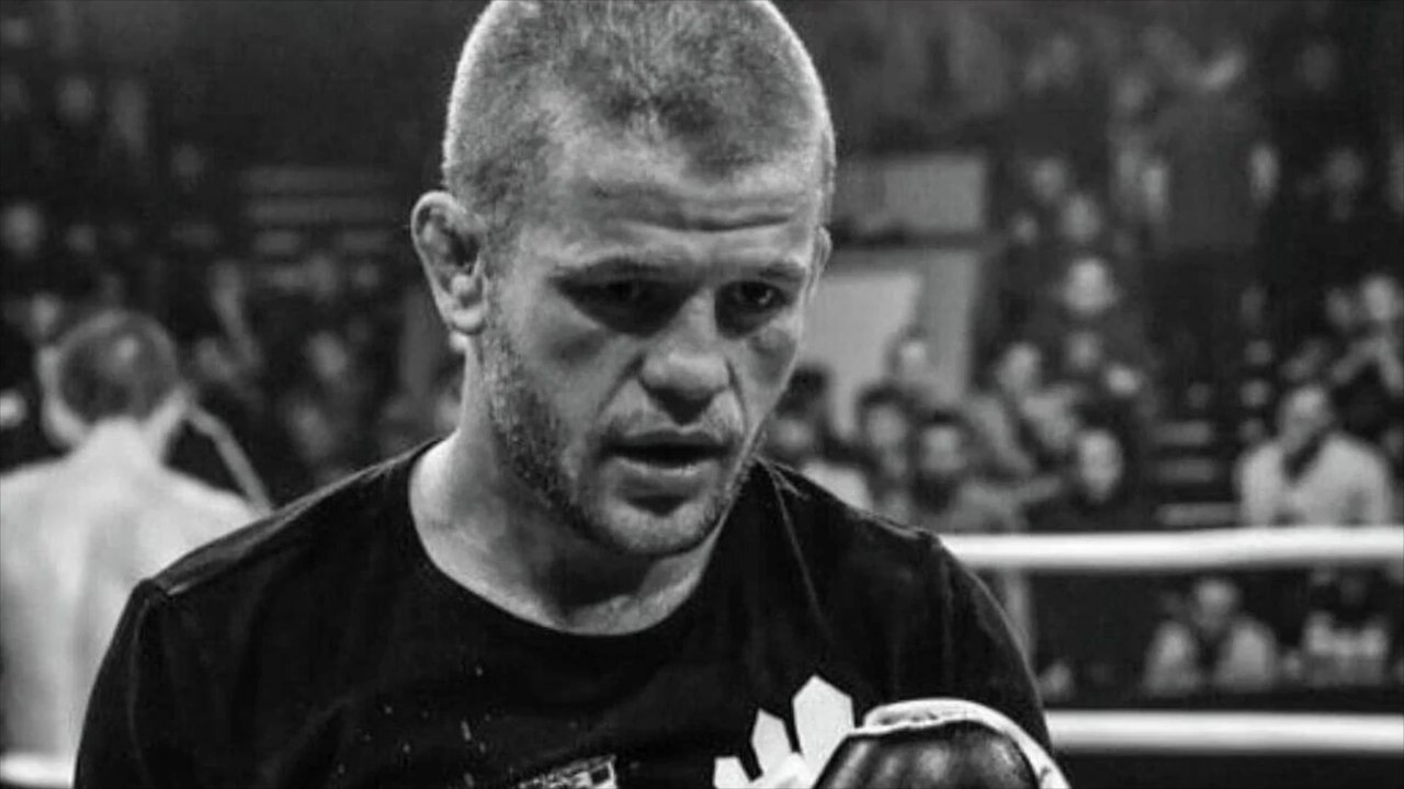 Russischer mma-kämpfer isst melone und stirbt