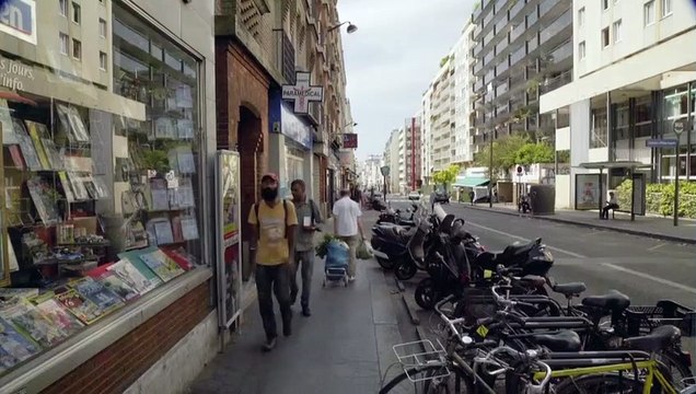 Notre histoire (Jean, Stacy et les autres) EXTRAIT VF Jean traverse la rue