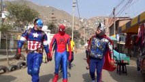 Pérou : des policiers déguisés en super-héros pour une opération de communication anti-drogue
