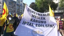 İstanbul'da İl Milli Eğitim Müdürlüğü'ne Yapacakları Yürüyüş Engellenen Öğretmenler, Çemberlitaş'ta Oturma Eylemi Yaptı