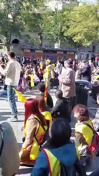 İstanbul'da yürüyüş yapmaları engellenen öğretmenlerden oturma eylemi