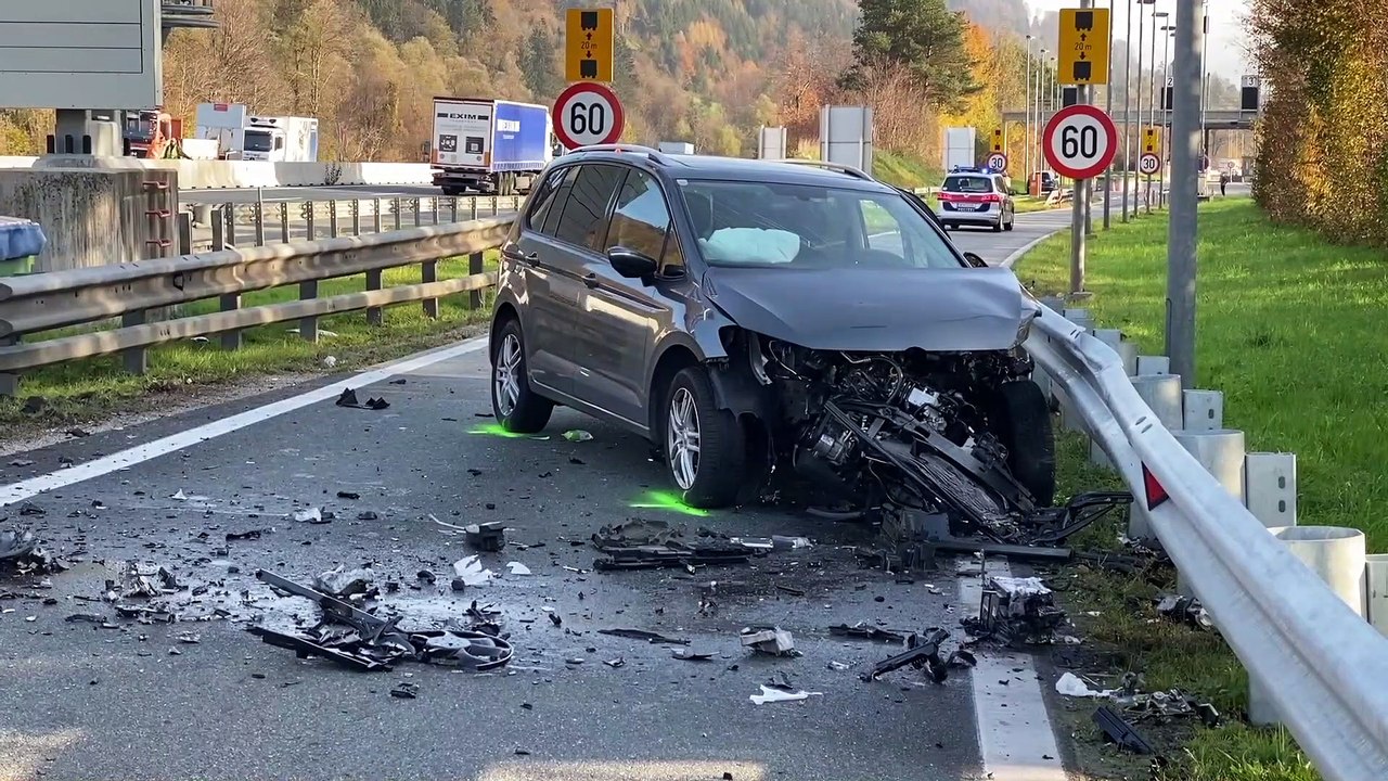 Schwerer Unfall auf A12 bei Radfeld: Pkw prallte gegen Aufpralldämpfer