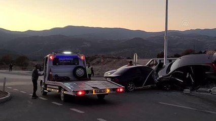İki otomobilin çarpışması sonucu 1 kişi öldü, 4 kişi yaralandı