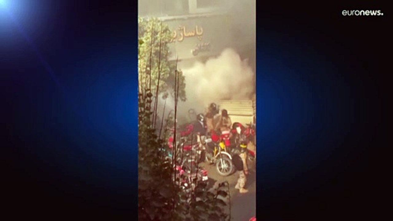 Proteste in Iran: Sicherheitskräfte setzen Tränengas ein