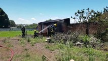 Bombeiros combatem incêndio em casinha abandonada no Claudete