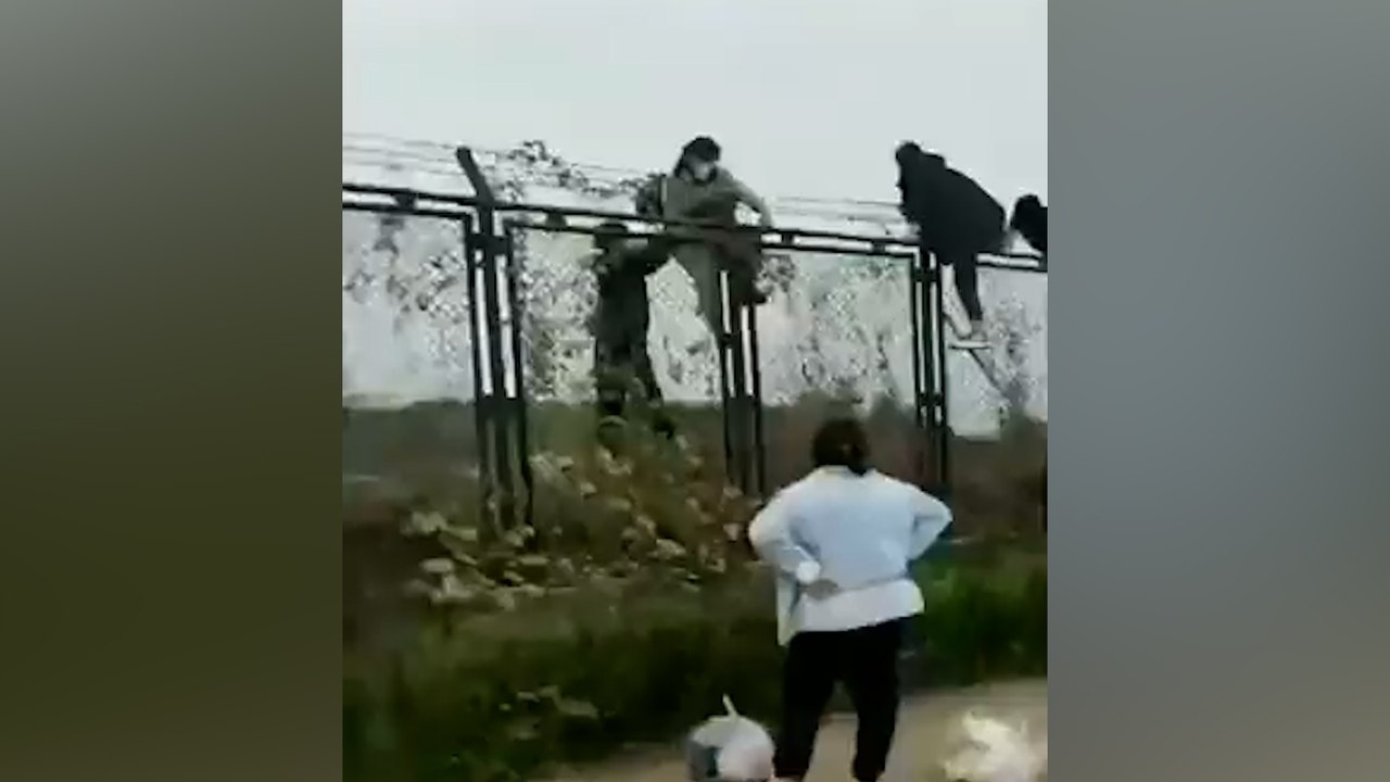 Covid-19 :  enfermés depuis des semaines, des employés s’enfuient d’une usine d’iPhone