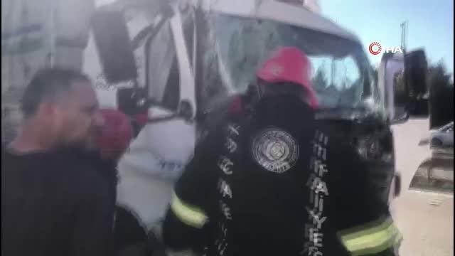 TEM'de 3 kamyon zincirleme kazaya karıştı, sıkışan yolcu için ekipler seferber oldu