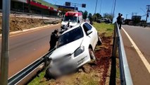 Mulher perde o controle da direção e salta em canteiro do Trevo Cataratas