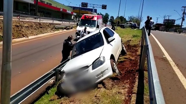 Mulher perde o controle da direção e salta em canteiro do Trevo Cataratas
