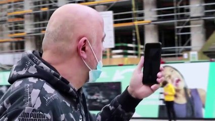 A Venezia l'artista belga che indossa un'oasi