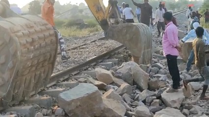 खजुराहो-छतरपुर रेलवे लाइन के पास क्रेशर में ब्लॉस्ट, रेलवे ट्रैक क्षतिग्रस्त