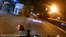 Gagal Cornering - Pentingnya Safety Gear Kompilasi Kecelakaan Arogan Insiden Di Jalan - 3