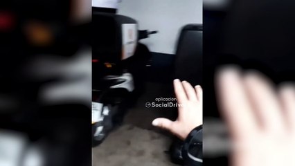 La empresa Burger King obliga a sus repartidores a conducir motos sin espejos