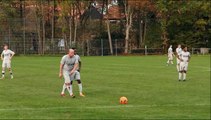 Der Latten-Freistoß von Björn Denecke (FC Gleichen) im Spiel gegen Petershütte