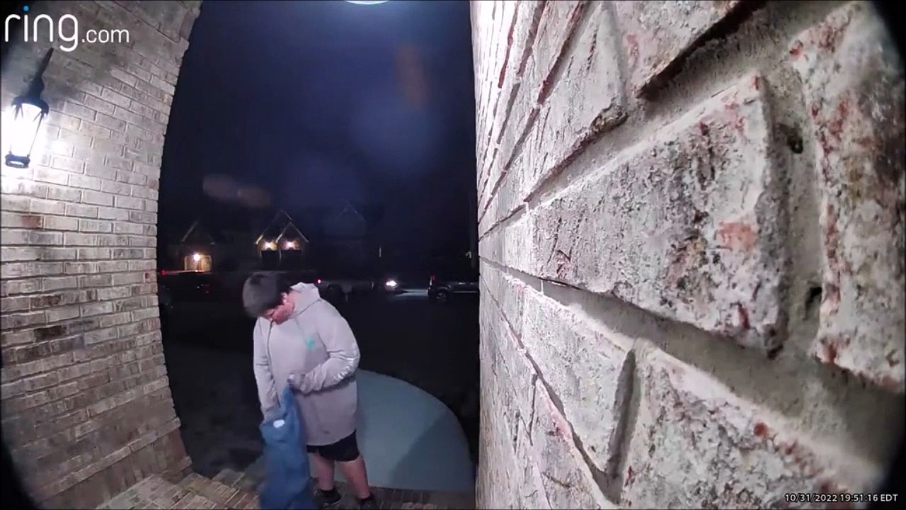 Ce gamin vole tous les bonbons d'Halloween mais le Karma le rattrape