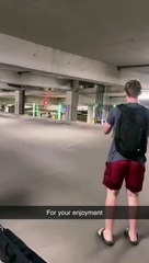 Ils reproduisent l'intro du studio Universal dans un parking avec une voiture