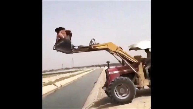 Tenter un plongeon avec un tracteur... dangereux et douloureux