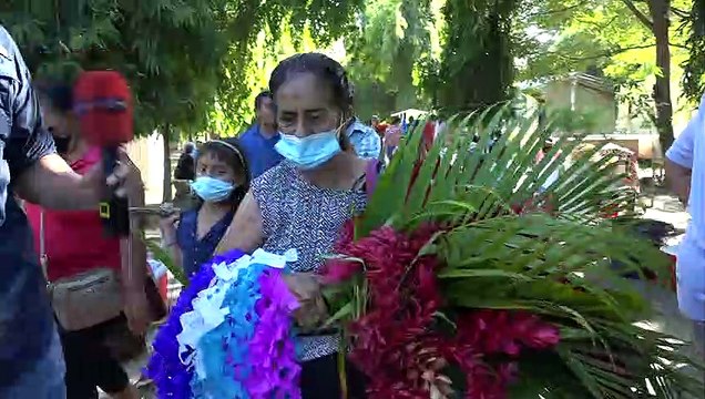 ¡Con música, comida tradicional y arreglos florales conmemoran el Día de Difuntos en Honduras!