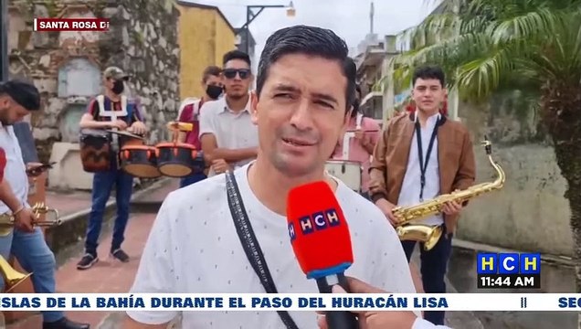 ¡Con música, comida tradicional y arreglos florales conmemoran el Día de Difuntos en Honduras!