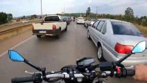 Un motard tourne la tête au mauvais moment en remontant une file de voitures