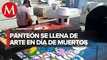 Pintor decora tumbas en Yucatán por Día de Muertos