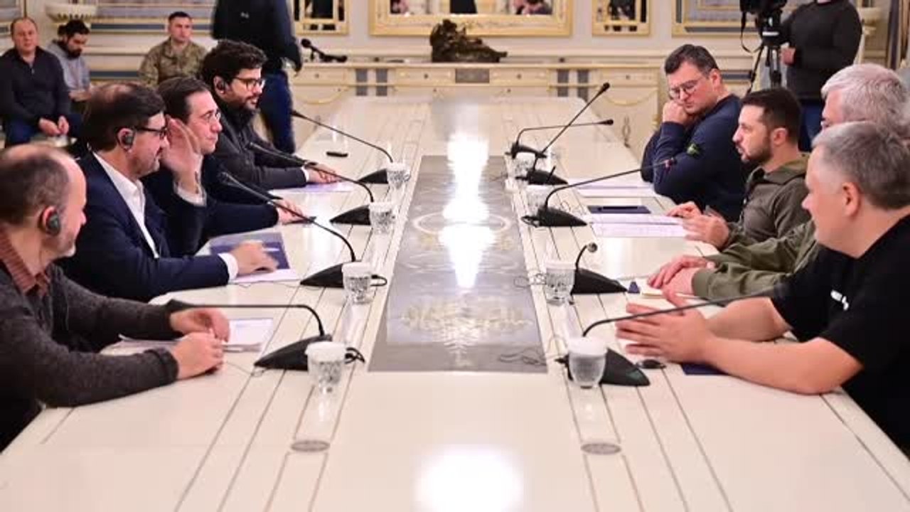 Zelenski agradece a Albares el apoyo militar y humanitario de España y pide ayuda para la reconstrucción