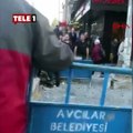 Atatürk anıtına balta ile saldırdı! Gözaltı sırasında yurttaşlar saldırgana tepki gösterdi