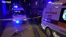 Gaziantep’te aralarında husumet bulunan komşu iki ailenin silahlı kavgasında 1 kişi hayatını kaybetti, 1'i ağır 3 kişi yaralandı. Olayla ilgili 2 kişi gözaltına alındı.