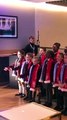 Niños del Manchester City cantan el himno del Sevilla