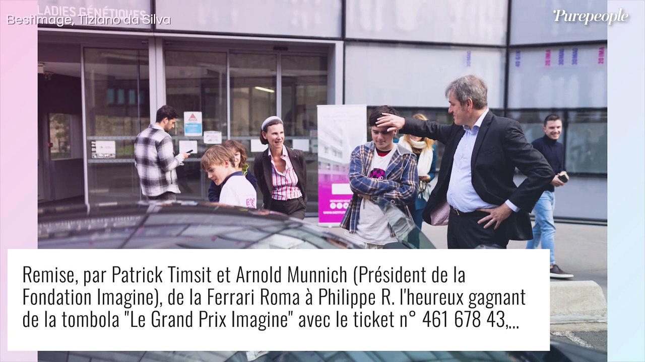 Patrick Timsit remet une Ferrari à un heureux gagnant d'une tombola organisée pour la bonne cause