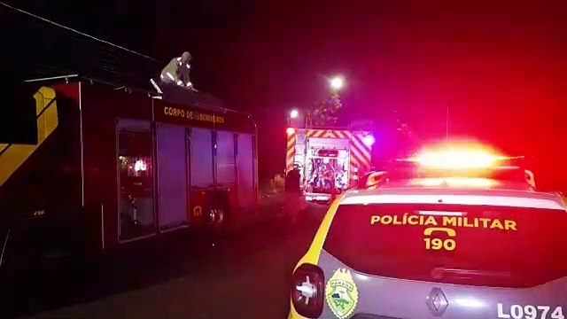 De acordo com Tenente Langner, quitinete estava tomada pelas chamas e PM investiga as causas do sinistro